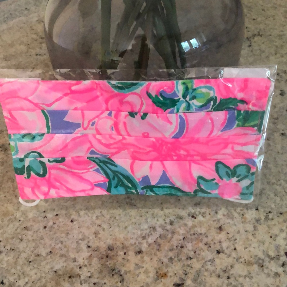 NWOT Lilly Pulitzer mask . Sealed .